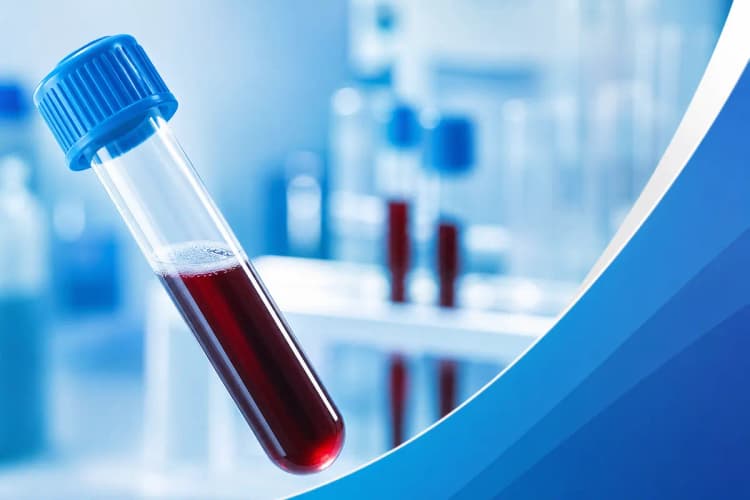 Close-up de um tubo de ensaio com sangue em um laboratório.