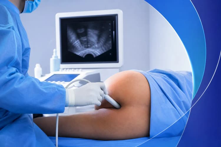 Urologista realizando ultrassonografia transretal em paciente.