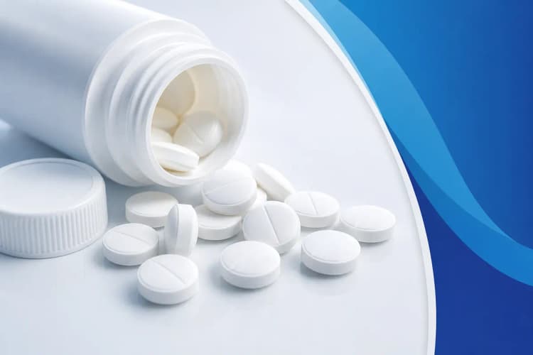 Pílulas brancas e um frasco de comprimidos sobre uma superfície limpa e clara, representando tratamento médico.